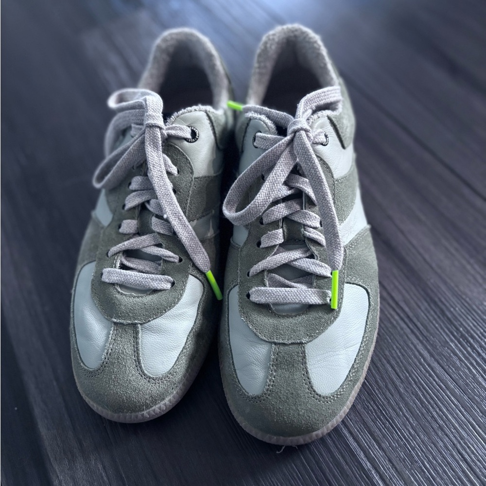 Dark/light green casual Sneakers. Never worn.